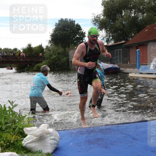 31.08.2025 - Elbe Triathlon Hamburg Luisa Fischer http://msf.ph/oto/8679554 31.08.2025 14:02:45 Schwimmen 133, 137 meine-sportfotos.de