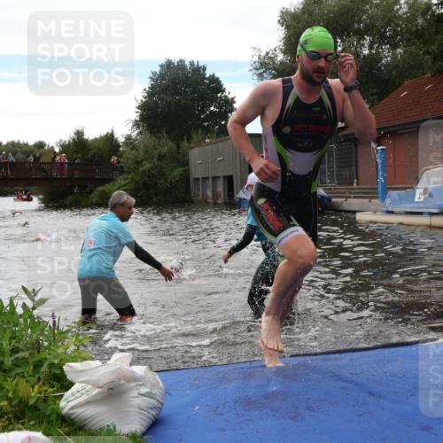 31.08.2025 - Elbe Triathlon Hamburg Luisa Fischer http://msf.ph/oto/8679556 31.08.2025 14:02:46 Schwimmen 133, 137 meine-sportfotos.de