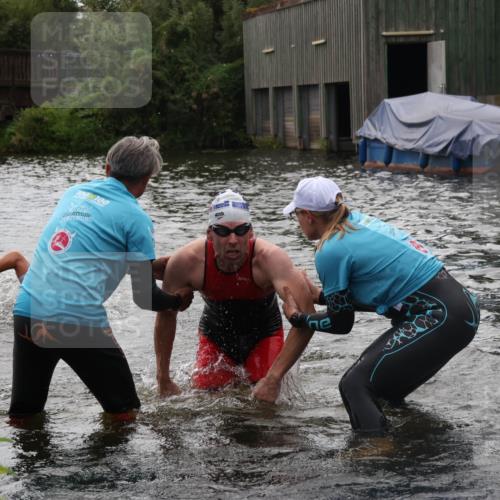 31.08.2025 - Elbe Triathlon Hamburg Luisa Fischer http://msf.ph/oto/8679589 31.08.2025 14:03:01 Schwimmen 122, 148, 160 meine-sportfotos.de