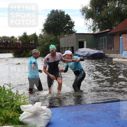 31.08.2025 - Elbe Triathlon Hamburg Luisa Fischer http://msf.ph/oto/8679610 31.08.2025 14:03:06 Schwimmen 122, 148 meine-sportfotos.de