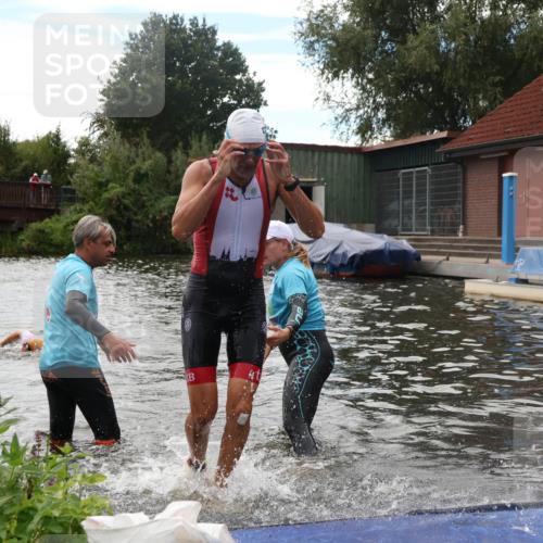 31.08.2025 - Elbe Triathlon Hamburg Luisa Fischer http://msf.ph/oto/8679652 31.08.2025 14:03:32 Schwimmen 127, 134, 136 meine-sportfotos.de