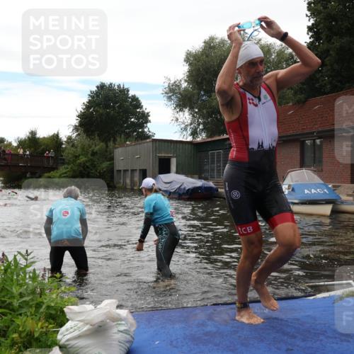 31.08.2025 - Elbe Triathlon Hamburg Luisa Fischer http://msf.ph/oto/8679657 31.08.2025 14:03:34 Schwimmen 127, 136 meine-sportfotos.de