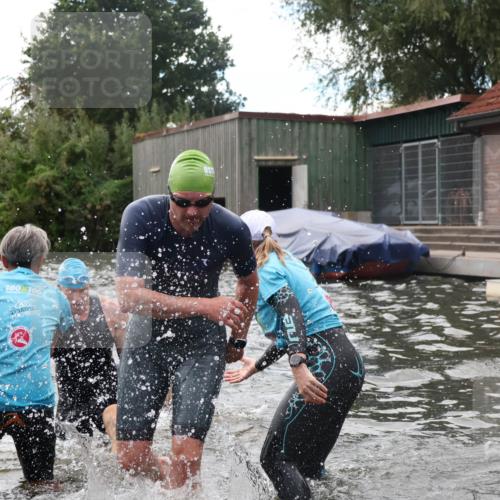 31.08.2025 - Elbe Triathlon Hamburg Luisa Fischer http://msf.ph/oto/8679717 31.08.2025 14:04:01 Schwimmen 131, 144, 145, 147, 157, 162, 163 meine-sportfotos.de