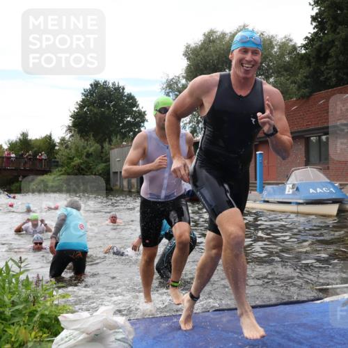 31.08.2025 - Elbe Triathlon Hamburg Luisa Fischer http://msf.ph/oto/8679737 31.08.2025 14:04:05 Schwimmen 144, 145, 147, 157, 162, 163 meine-sportfotos.de
