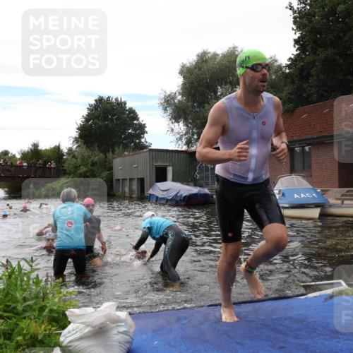 31.08.2025 - Elbe Triathlon Hamburg Luisa Fischer http://msf.ph/oto/8679743 31.08.2025 14:04:05 Schwimmen 144, 145, 147, 157, 162, 163 meine-sportfotos.de