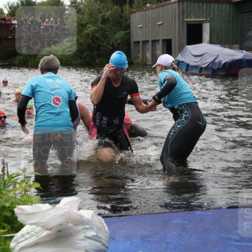 31.08.2025 - Elbe Triathlon Hamburg Luisa Fischer http://msf.ph/oto/8679812 31.08.2025 14:04:25 Schwimmen 121, 123, 135, 141, 143, 152, 156 meine-sportfotos.de