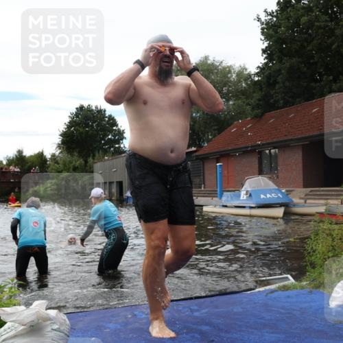 31.08.2025 - Elbe Triathlon Hamburg Luisa Fischer http://msf.ph/oto/8679957 31.08.2025 14:05:22 Schwimmen 126, 142, 149 meine-sportfotos.de