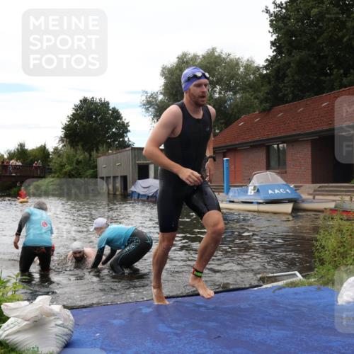 31.08.2025 - Elbe Triathlon Hamburg Luisa Fischer http://msf.ph/oto/8679980 31.08.2025 14:05:29 Schwimmen 126, 149, 158 meine-sportfotos.de