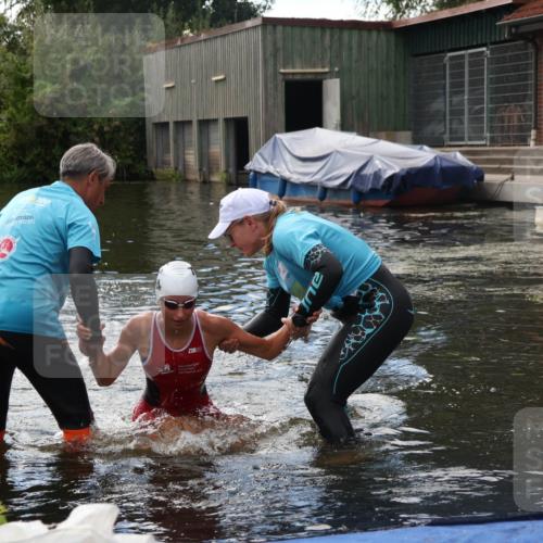 31.08.2025 - Elbe Triathlon Hamburg Luisa Fischer http://msf.ph/oto/8680067 31.08.2025 14:27:24 Schwimmen  meine-sportfotos.de