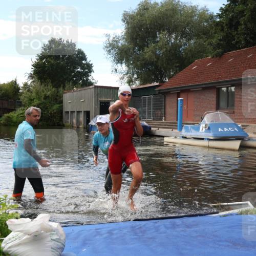 31.08.2025 - Elbe Triathlon Hamburg Luisa Fischer http://msf.ph/oto/8680073 31.08.2025 14:27:25 Schwimmen  meine-sportfotos.de