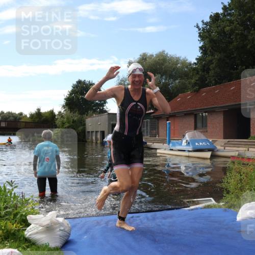 31.08.2025 - Elbe Triathlon Hamburg Luisa Fischer http://msf.ph/oto/8680131 31.08.2025 14:32:15 Schwimmen  meine-sportfotos.de