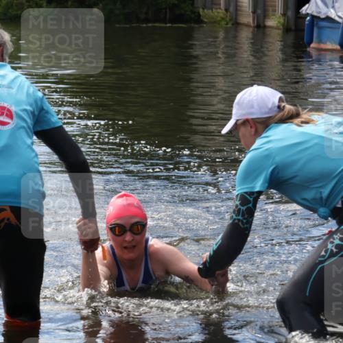 31.08.2025 - Elbe Triathlon Hamburg Luisa Fischer http://msf.ph/oto/8680144 31.08.2025 14:32:26 Schwimmen  meine-sportfotos.de