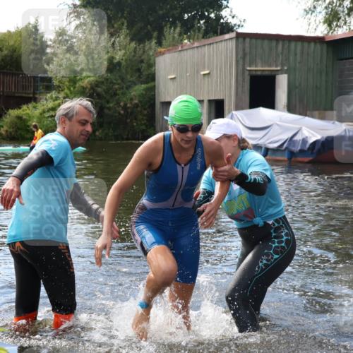 31.08.2025 - Elbe Triathlon Hamburg Luisa Fischer http://msf.ph/oto/8680190 31.08.2025 14:34:13 Schwimmen  meine-sportfotos.de