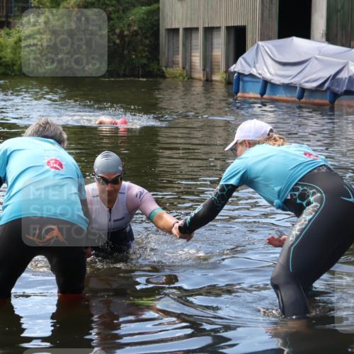 31.08.2025 - Elbe Triathlon Hamburg Luisa Fischer http://msf.ph/oto/8680207 31.08.2025 14:35:53 Schwimmen  meine-sportfotos.de