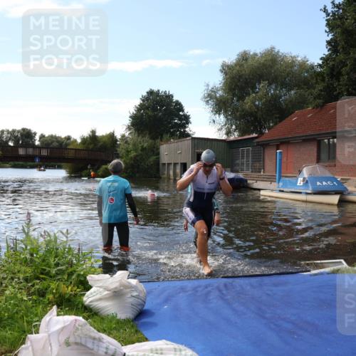 31.08.2025 - Elbe Triathlon Hamburg Luisa Fischer http://msf.ph/oto/8680220 31.08.2025 14:35:55 Schwimmen  meine-sportfotos.de