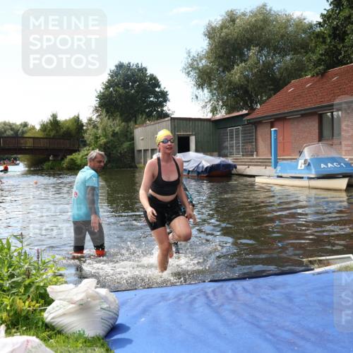 31.08.2025 - Elbe Triathlon Hamburg Luisa Fischer http://msf.ph/oto/8680252 31.08.2025 14:36:46 Schwimmen  meine-sportfotos.de
