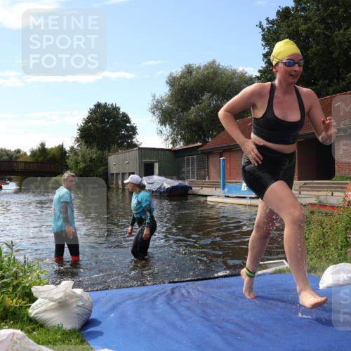 31.08.2025 - Elbe Triathlon Hamburg Luisa Fischer http://msf.ph/oto/8680259 31.08.2025 14:36:47 Schwimmen  meine-sportfotos.de