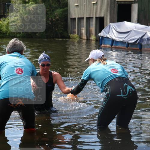 31.08.2025 - Elbe Triathlon Hamburg Luisa Fischer http://msf.ph/oto/8680261 31.08.2025 14:37:13 Schwimmen  meine-sportfotos.de