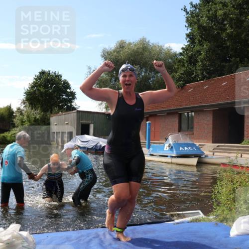31.08.2025 - Elbe Triathlon Hamburg Luisa Fischer http://msf.ph/oto/8680282 31.08.2025 14:37:17 Schwimmen  meine-sportfotos.de