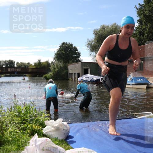 31.08.2025 - Elbe Triathlon Hamburg Luisa Fischer http://msf.ph/oto/8680326 31.08.2025 14:37:59 Schwimmen  meine-sportfotos.de
