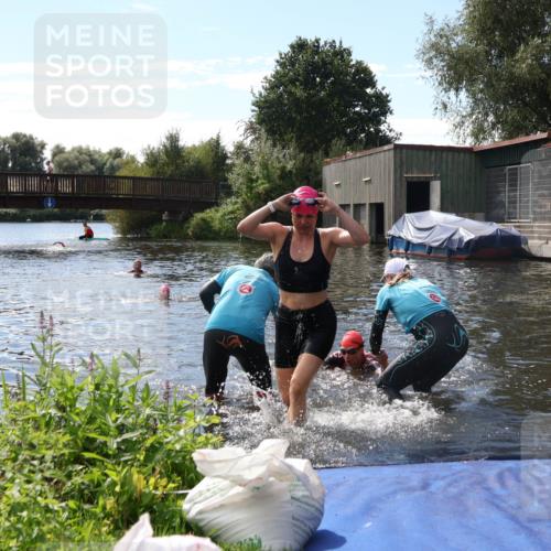 31.08.2025 - Elbe Triathlon Hamburg Luisa Fischer http://msf.ph/oto/8680336 31.08.2025 14:38:05 Schwimmen  meine-sportfotos.de