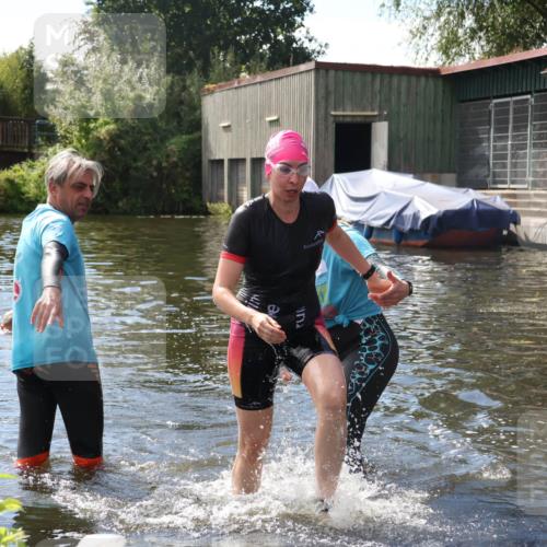31.08.2025 - Elbe Triathlon Hamburg Luisa Fischer http://msf.ph/oto/8680354 31.08.2025 14:38:19 Schwimmen  meine-sportfotos.de