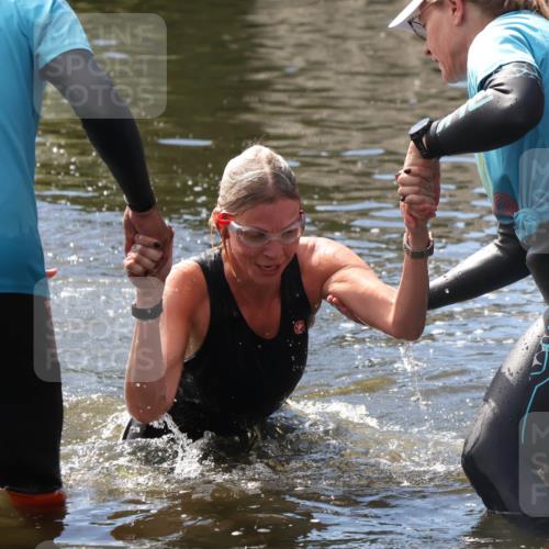 31.08.2025 - Elbe Triathlon Hamburg Luisa Fischer http://msf.ph/oto/8680366 31.08.2025 14:38:27 Schwimmen  meine-sportfotos.de
