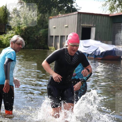 31.08.2025 - Elbe Triathlon Hamburg Luisa Fischer http://msf.ph/oto/8680402 31.08.2025 14:39:14 Schwimmen  meine-sportfotos.de