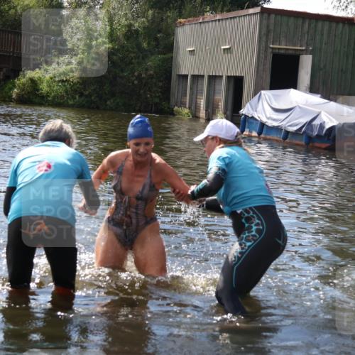 31.08.2025 - Elbe Triathlon Hamburg Luisa Fischer http://msf.ph/oto/8680471 31.08.2025 14:42:33 Schwimmen  meine-sportfotos.de