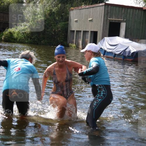 31.08.2025 - Elbe Triathlon Hamburg Luisa Fischer http://msf.ph/oto/8680472 31.08.2025 14:42:33 Schwimmen  meine-sportfotos.de
