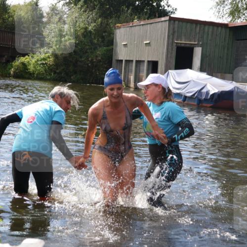 31.08.2025 - Elbe Triathlon Hamburg Luisa Fischer http://msf.ph/oto/8680474 31.08.2025 14:42:33 Schwimmen  meine-sportfotos.de
