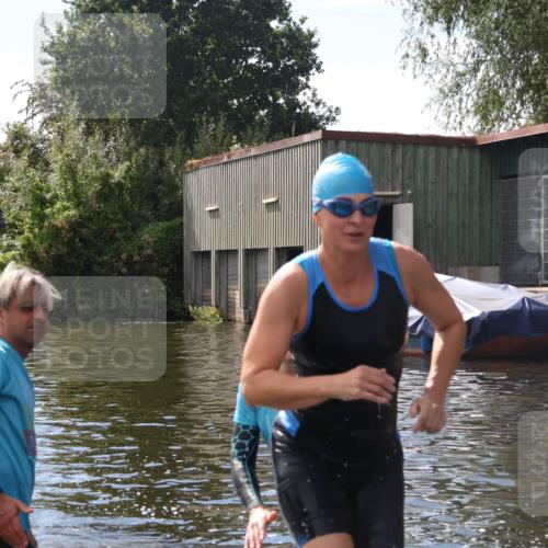 31.08.2025 - Elbe Triathlon Hamburg Luisa Fischer http://msf.ph/oto/8680507 31.08.2025 14:43:11 Schwimmen  meine-sportfotos.de