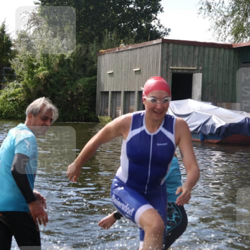 31.08.2025 - Elbe Triathlon Hamburg Luisa Fischer http://msf.ph/oto/8680524 31.08.2025 14:43:51 Schwimmen  meine-sportfotos.de