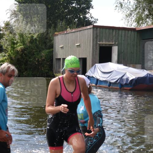 31.08.2025 - Elbe Triathlon Hamburg Luisa Fischer http://msf.ph/oto/8680532 31.08.2025 14:43:57 Schwimmen  meine-sportfotos.de