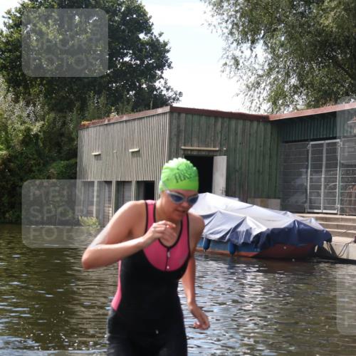 31.08.2025 - Elbe Triathlon Hamburg Luisa Fischer http://msf.ph/oto/8680533 31.08.2025 14:43:58 Schwimmen  meine-sportfotos.de