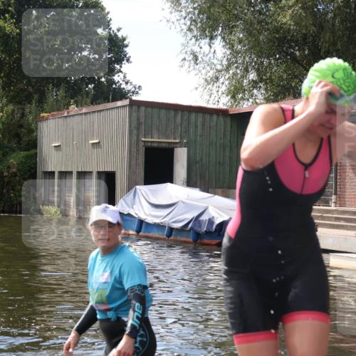 31.08.2025 - Elbe Triathlon Hamburg Luisa Fischer http://msf.ph/oto/8680537 31.08.2025 14:43:59 Schwimmen  meine-sportfotos.de