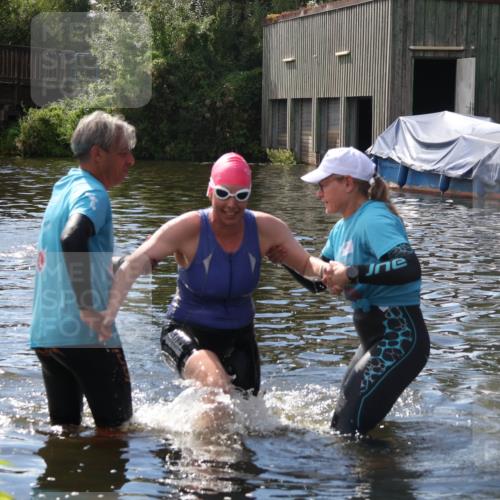 31.08.2025 - Elbe Triathlon Hamburg Luisa Fischer http://msf.ph/oto/8680541 31.08.2025 14:44:15 Schwimmen  meine-sportfotos.de