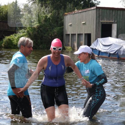 31.08.2025 - Elbe Triathlon Hamburg Luisa Fischer http://msf.ph/oto/8680542 31.08.2025 14:44:16 Schwimmen  meine-sportfotos.de