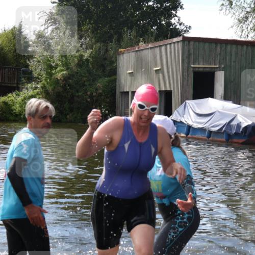 31.08.2025 - Elbe Triathlon Hamburg Luisa Fischer http://msf.ph/oto/8680544 31.08.2025 14:44:16 Schwimmen  meine-sportfotos.de