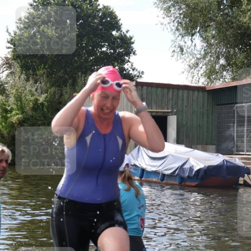 31.08.2025 - Elbe Triathlon Hamburg Luisa Fischer http://msf.ph/oto/8680548 31.08.2025 14:44:17 Schwimmen  meine-sportfotos.de