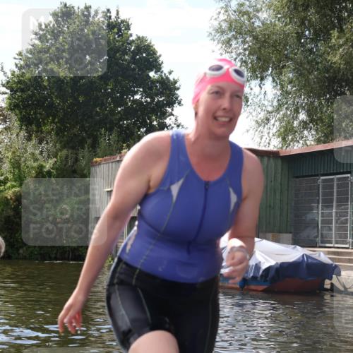 31.08.2025 - Elbe Triathlon Hamburg Luisa Fischer http://msf.ph/oto/8680550 31.08.2025 14:44:18 Schwimmen  meine-sportfotos.de