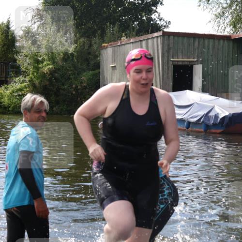31.08.2025 - Elbe Triathlon Hamburg Luisa Fischer http://msf.ph/oto/8680556 31.08.2025 14:44:31 Schwimmen  meine-sportfotos.de