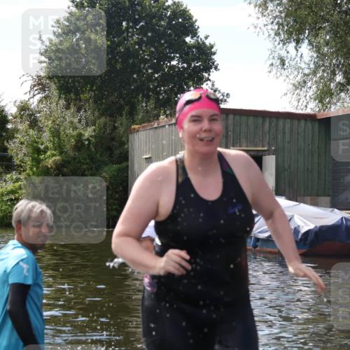 31.08.2025 - Elbe Triathlon Hamburg Luisa Fischer http://msf.ph/oto/8680557 31.08.2025 14:44:31 Schwimmen  meine-sportfotos.de