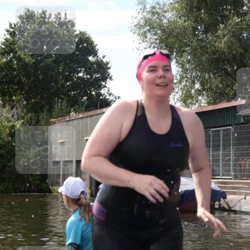 31.08.2025 - Elbe Triathlon Hamburg Luisa Fischer http://msf.ph/oto/8680559 31.08.2025 14:44:31 Schwimmen  meine-sportfotos.de