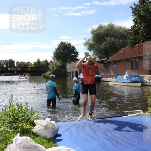 31.08.2025 - Elbe Triathlon Hamburg Luisa Fischer http://msf.ph/oto/8680588 31.08.2025 14:45:56 Schwimmen  meine-sportfotos.de