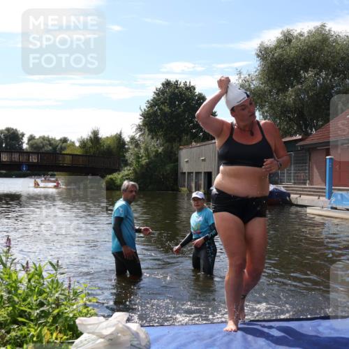 31.08.2025 - Elbe Triathlon Hamburg Luisa Fischer http://msf.ph/oto/8680595 31.08.2025 14:46:13 Schwimmen  meine-sportfotos.de