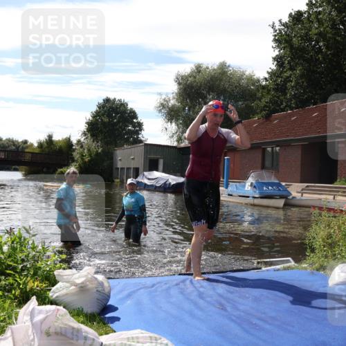 31.08.2025 - Elbe Triathlon Hamburg Luisa Fischer http://msf.ph/oto/8680653 31.08.2025 14:53:25 Schwimmen  meine-sportfotos.de