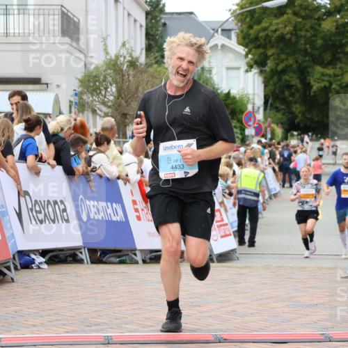 31.08.2025 - 21. Blankeneser Heldenlauf Strokosch-Dieckow http://msf.ph/oto/8680677 31.08.2025 12:07:27 Ziel 4430, 4433 meine-sportfotos.de