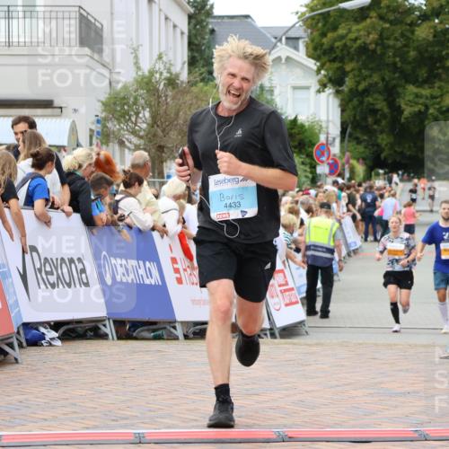 31.08.2025 - 21. Blankeneser Heldenlauf Strokosch-Dieckow http://msf.ph/oto/8680685 31.08.2025 12:07:27 Ziel 4430, 4433 meine-sportfotos.de