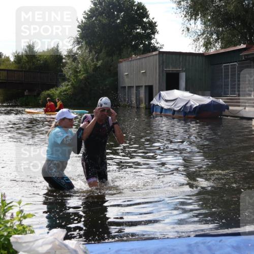 31.08.2025 - Elbe Triathlon Hamburg Luisa Fischer http://msf.ph/oto/8680729 31.08.2025 15:03:06 Schwimmen  meine-sportfotos.de